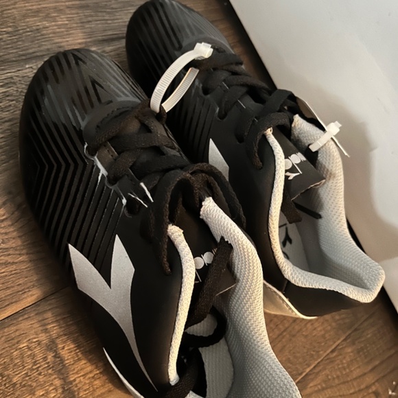 Soccer cleat’s kids brand new - Picture 2 of 3